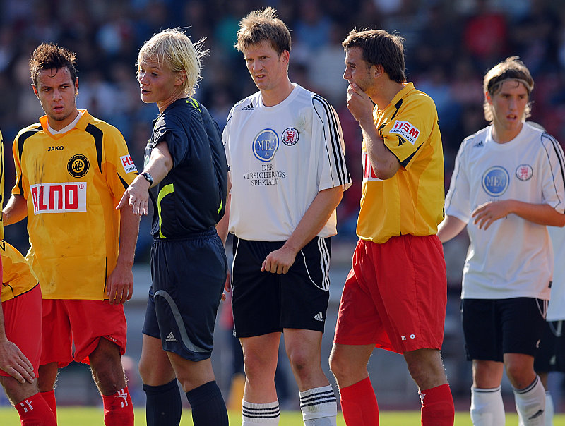 Klare Anweisung von DFB Frau Bibiana Steinhaus (Foto: Sippel)