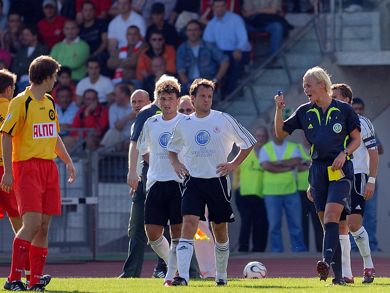 Verwarnungen gegen Pfullendorfer Spieler, SR