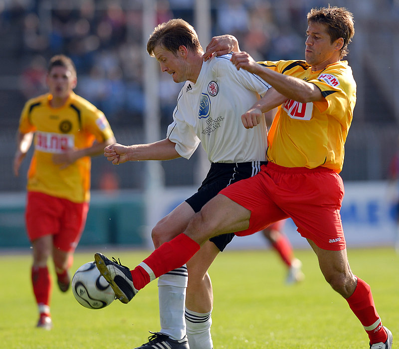 Zweikampf Thorsten Bauer gegen Helgi Kolvidsson (Foto: Sippel)