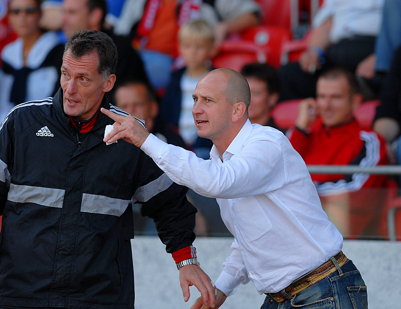 Trainer Hamann gibt von der Tribüne Anweisung an Coach Michael Gibhardt (Foto: Sippel)