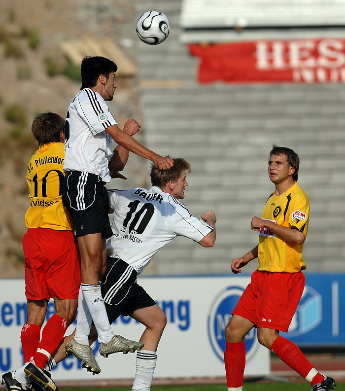 Kopfball Thuran Murat gegen Helgi Kolvidsson (Foto: Sippel)