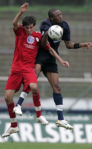 Zweikampf zwischen dem Saarbrücker Mansour Assoumani  und dem Kasseler Tobias Oliev (Foto: Schlichter)