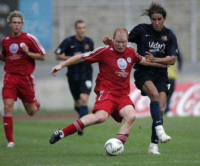 Zweikampf zwischen dem Saarbrücker Mustapha Hadji  und  Sebastian Busch (Foto: Schlichter)