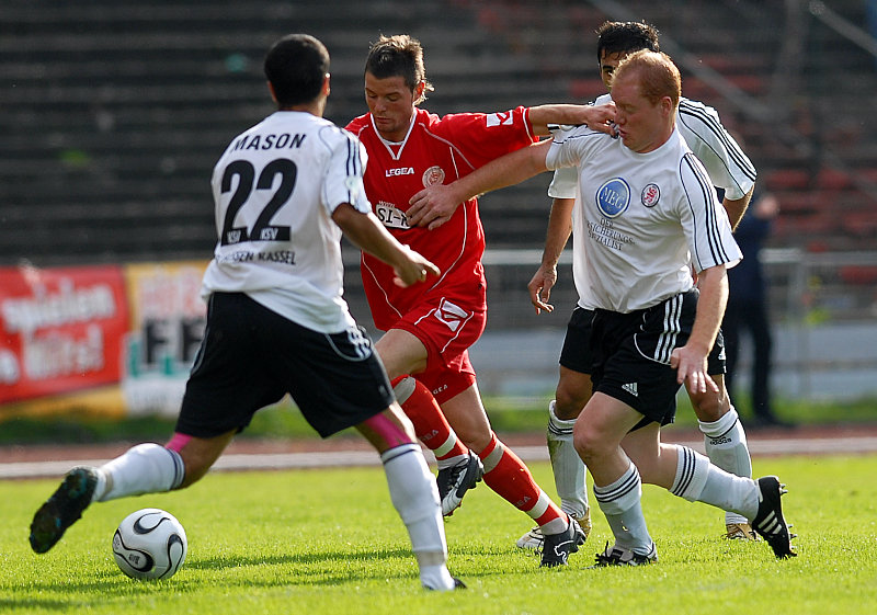 Sebastian Bush im Zweikampf (Foto: Roland Sippel)