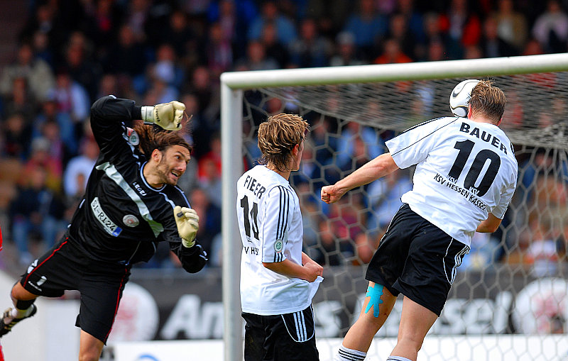 Thorsten Bauer per Kopfball zum 1:0, vorbei an Siegens Torwart Thomas Richter (li.) (Foto: Roland Sippel)