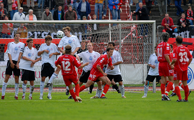 Gaetan Krebs per Freistoß durch die KSV-Mauer zum 1:1 (Foto: Roland Sippel)