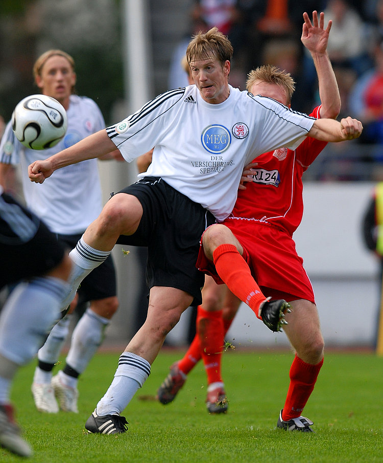 Im harten Zweikampf Thorsten Bauer (Foto: Roland Sippel)