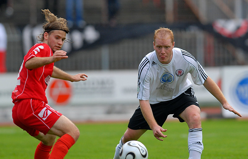 Kampf um den Ball Sebastian Busch (re.) und Gaetan Krebs (li.) (Foto: Roland Sippel)