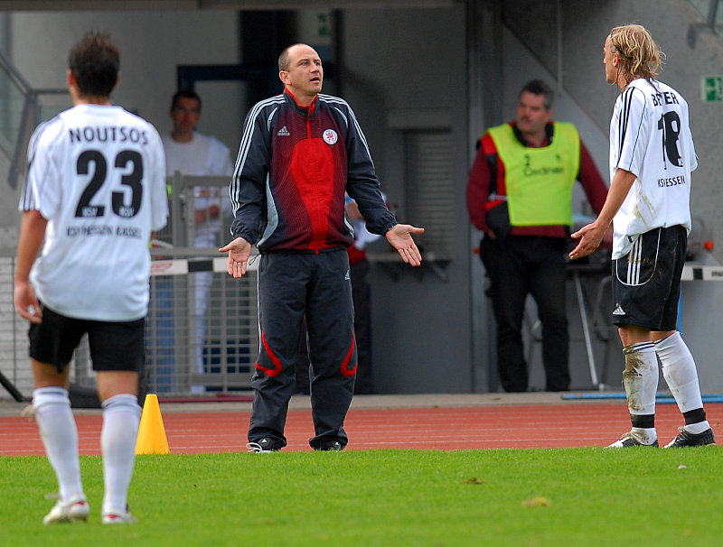 Diskussion: Trainer Matthias Hamann und Daniel Beyer (re.) (Foto: Roland Sippel)