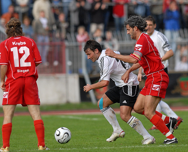 Kampf um den Ball: Saky Noukos und Peter Nemeth (re.) (Foto: Roland Sippel)