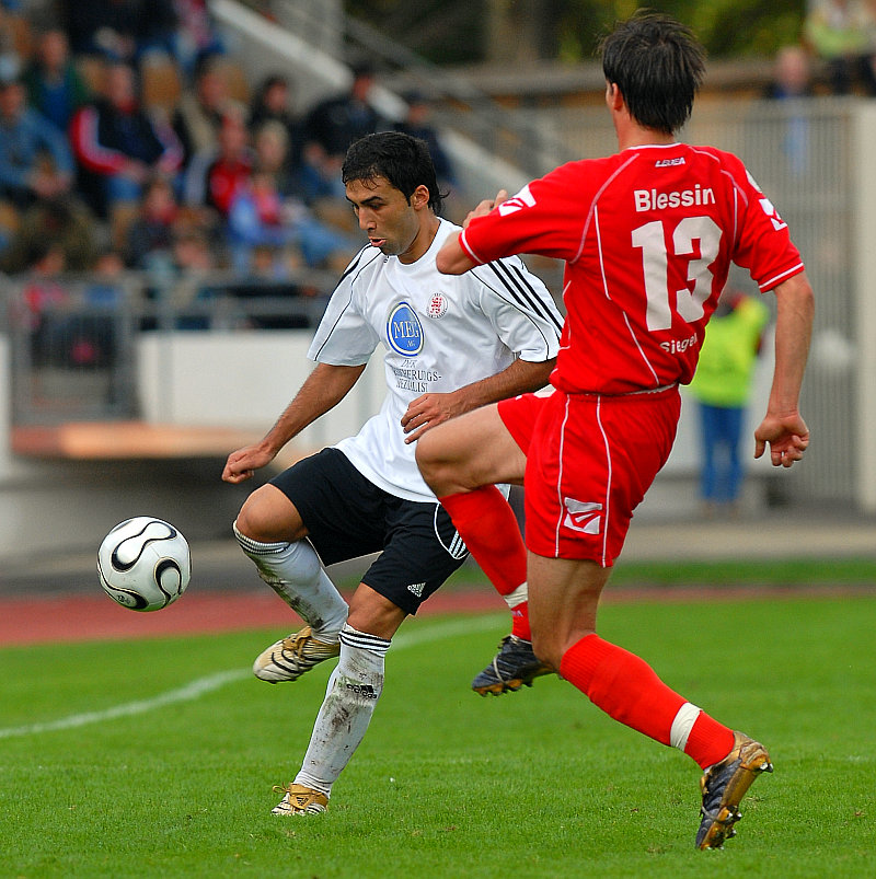 Turgay Gölbasi am Ball gegen Alexander Blessin (re.) (Foto: Roland Sippel)