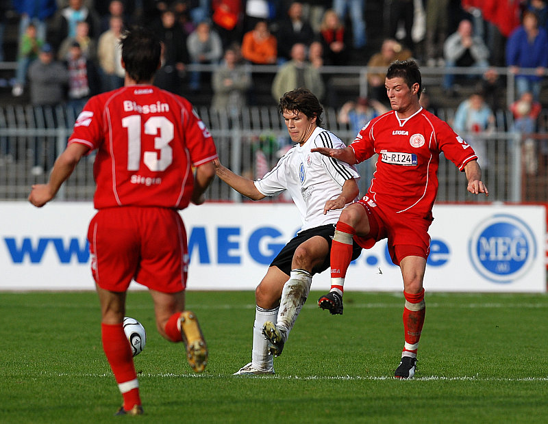 Zweikampf Mario Klinger gegen Marcel Heller (re.) (Foto: Roland Sippel)