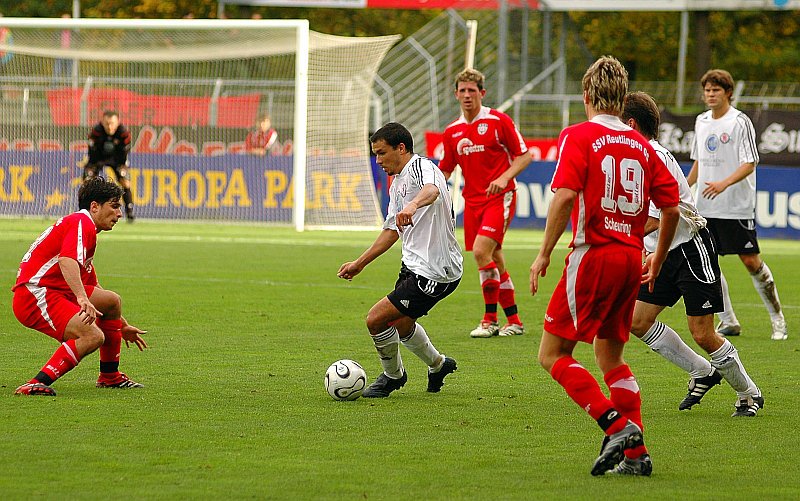 Ünal Demirkiran (links) Markus Schneider (hinten), Thomas Scheuring (rechts) und Michael Mason am Ball (Foto: Jo Baur)