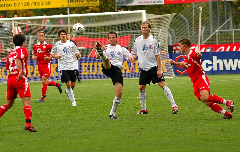 Ünal Demirkiran (links), Christian Haas (hinten) Andreas Rill (rechts) und Mirko Dickhaut am Ball (Foto: Jo Baur)