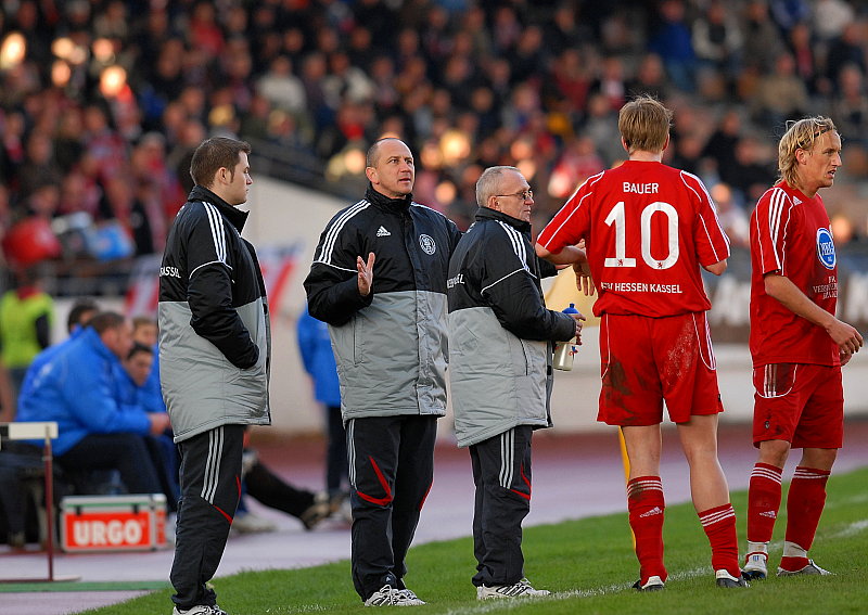 Gespräche am Seitenrand: Trainer Matthias Hamann und Thorsten Bauer 