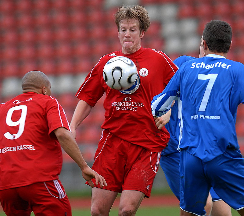 Thorsten Bauer im Kampf um den Ball