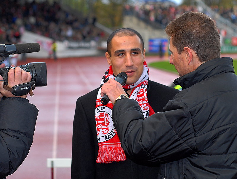 Herbert Pumann (re.) im Pausengespräch mit Boxweltmeister Arthur Abraham