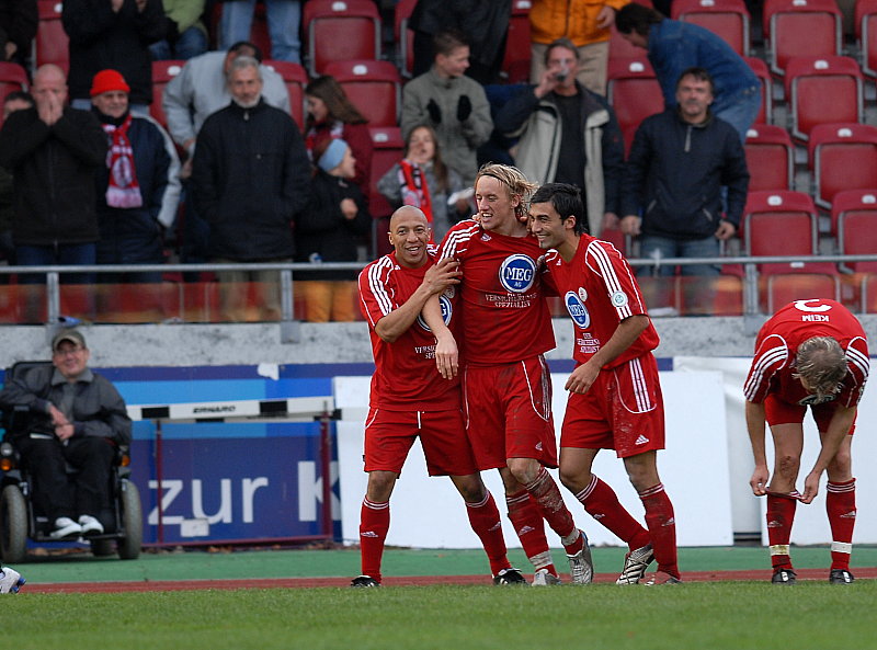 Tooooor: 1:0 durch Daniel Beyer (mi.) mit Julio Cesar und Turgay Gölbasi beim Jubel