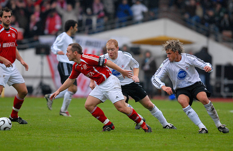 Kampf um den Ball Sebastian Busch Kim Schwager und Sascha Amstätter