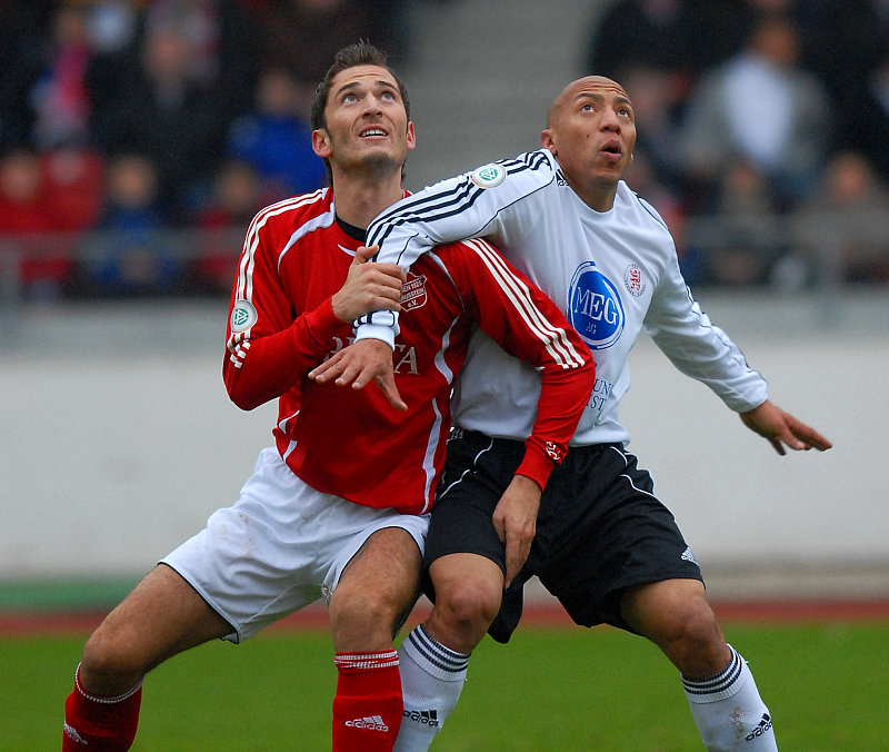 Warten auf den Ball I: Martin Willmann (li.) und Julio Cesar