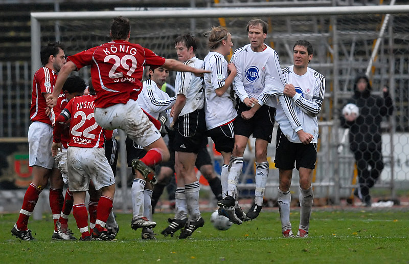 Ronny König schießt den Freistoß unter der KSV-Mauer zum 2:3 ein