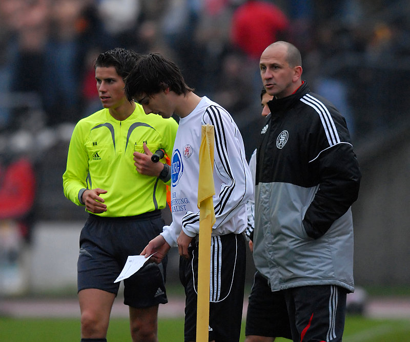 Trainer Matthias Hamann wechselt Tobias Oliev in der 79. Minute für Daniel Beyer ein