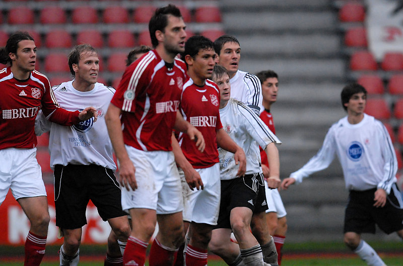 Warten auf den Ball im Strafraum Keim, Schönewolf, Bauer