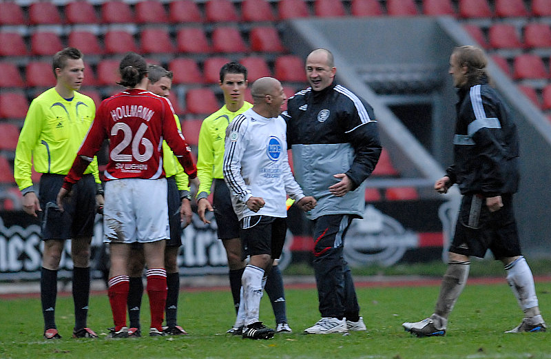 Trainer Matthias Hamann freut sich mit Julio Cesar