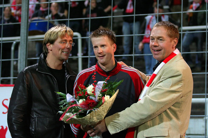 Jörg Schmidt (li.) und Jochen Gabriel (re.) gratulieren Thorsten Bauer (Mitte) zum 150. Liga-Einsatz im Löwen- Dress