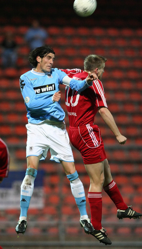 Dennis Polak (links) im Kopfballduell mit Thorsten Bauer (rechts)