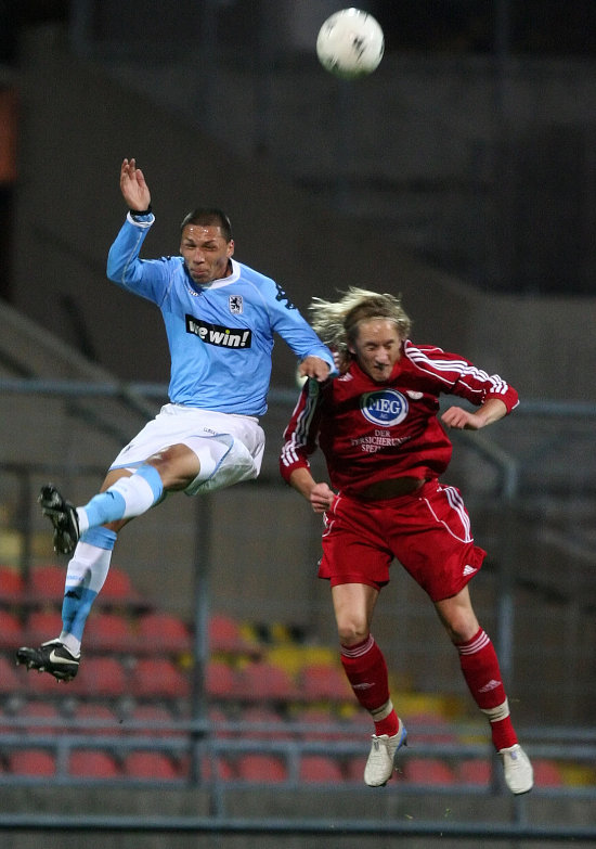 Jose Holebas (links) im Kopfballduell gegen Daniel Beyer (rechts)