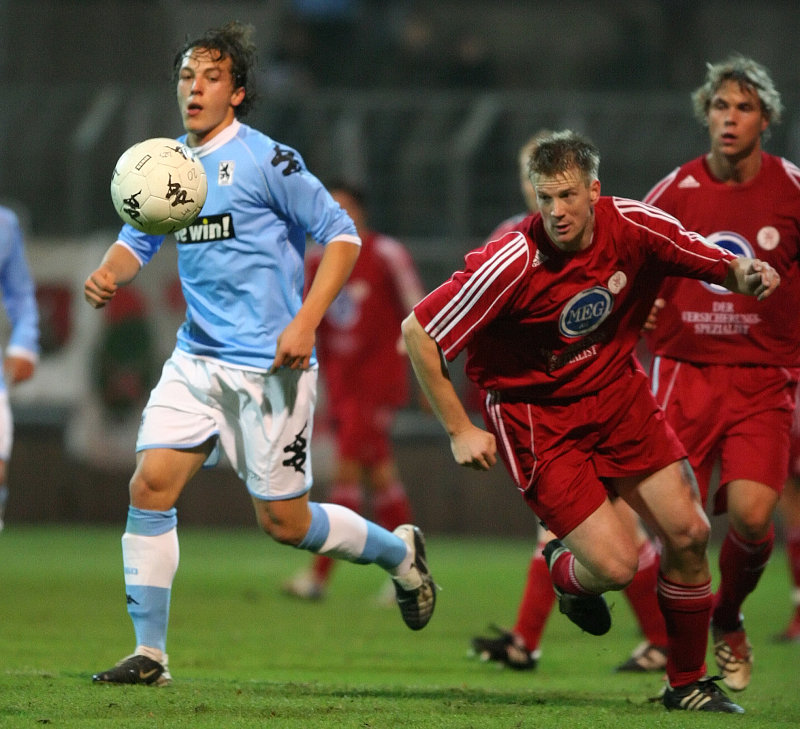 Kampf um den Ball Julian Baumgartlinger (links), Thorsten Bauer (rechts) und Kim Schwager (hinten)