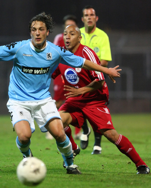 Julian Baumgartlinger (links) gegen Julio Cesar (rechts)