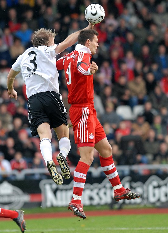 Kopfballduell Christoph Keim (li.) und Bayern Stürmer Stefan Maierhofer