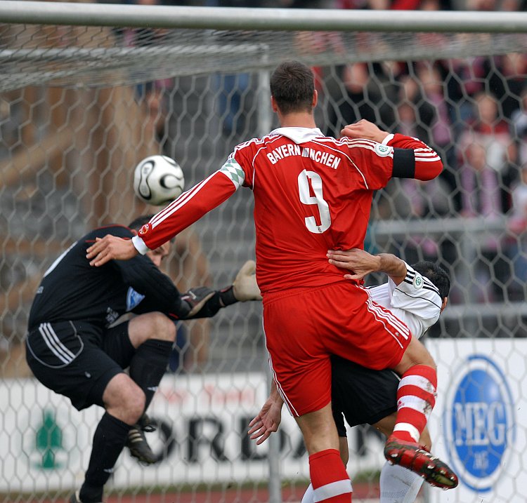 Bayerns Stefan Maierhofer scheitert an KSV Keeper Oliver Adler