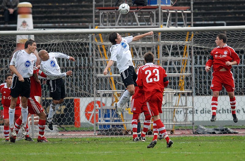 KSV Torchance durch Kopfball von Mario Klinger (mi.)