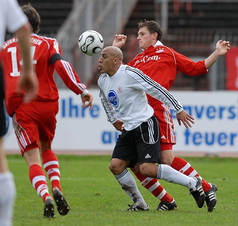 Im Zweikampf Julio Cesar gegen Borut Semler