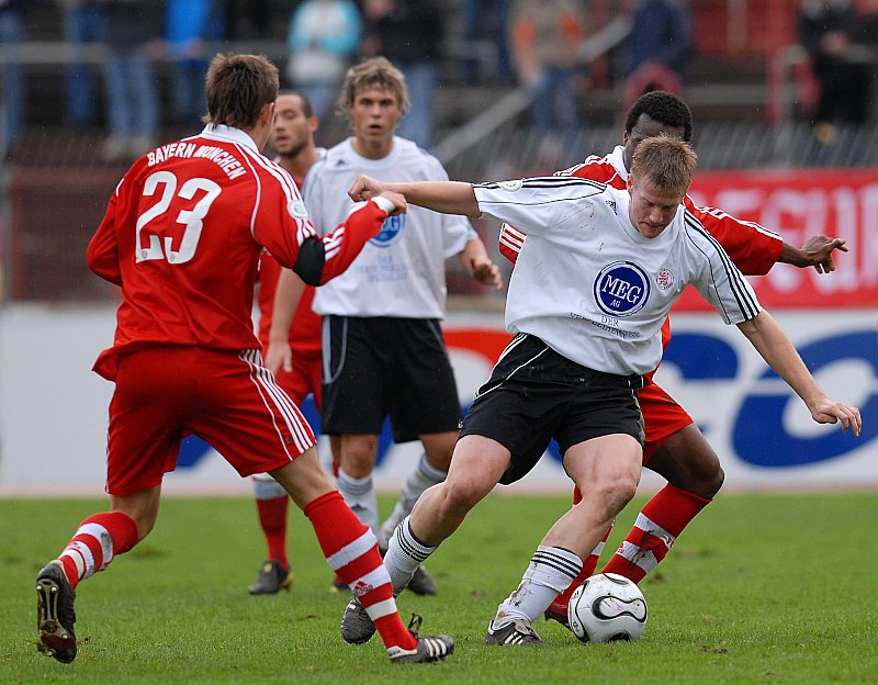 Kampf um den Ball Thorsten Bauer (vorne)