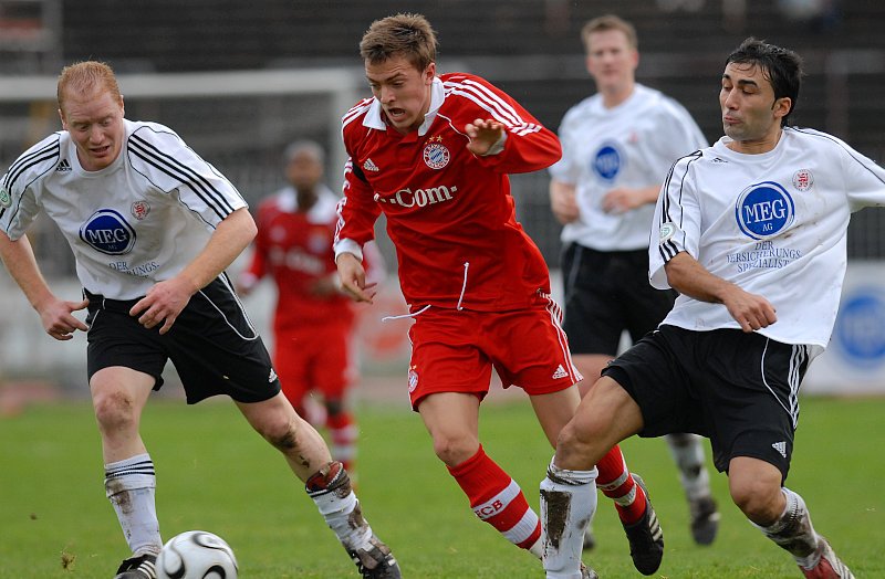 Kampf um den Ball Sebastian Busch (li.) und Turgay Gölbasi (re.)