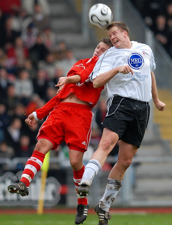 Im Kopfballduell Thorsten Bauer (re.)