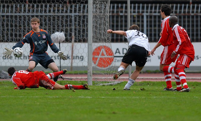 Thorsten Bauer (mi.) scheitert an Bayerns Keeper Thomas Kraft