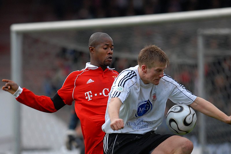 Thorsten Bauer am Ball gegen Ngwat-Mahop (hi.)