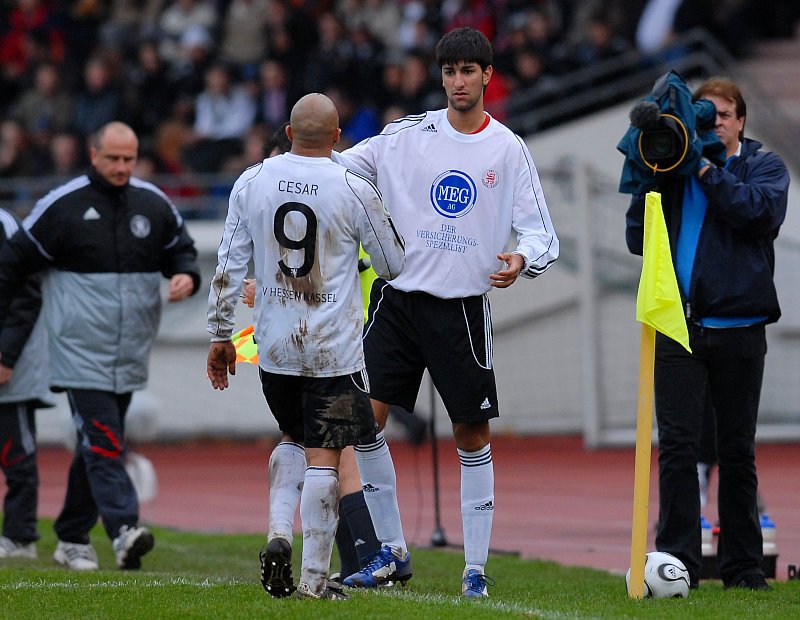 Trainer Matthias Hamann (li.) wechselt Murat Turhan für Julio Cesar