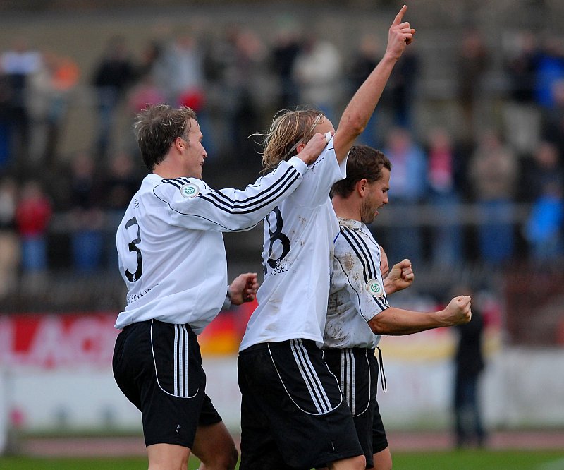 Das Freistoß-Trio: Christoph Keim, Daniel Beyer und Torschütze Marc Arnold (v. li.)