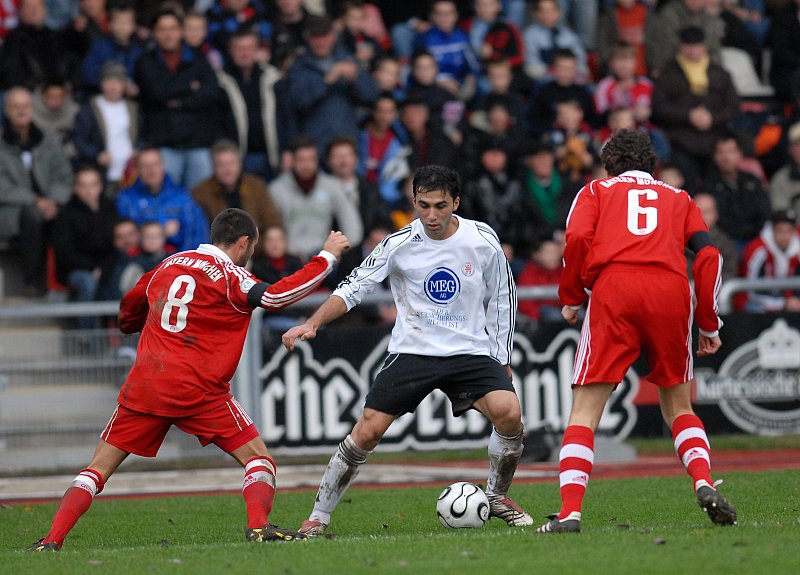 Turgay Gölbasi (Mitte) gegen zwei Bayernspieler
