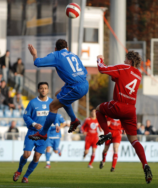 Kopfballduell Denis Bindnagel gegen Kim Schwager (re.)