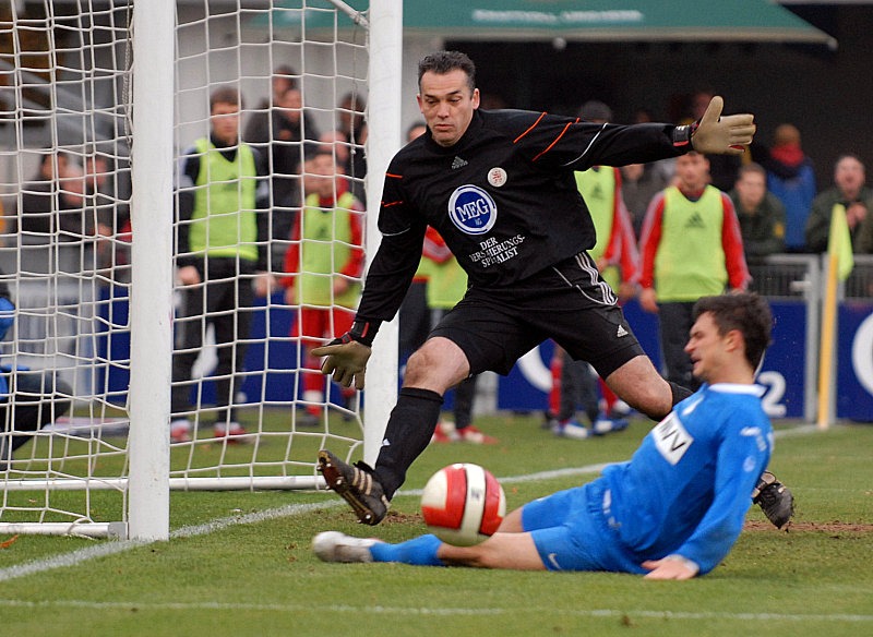 Denis Bindnagel scheitert an KSV-Keeper Oliver Adler