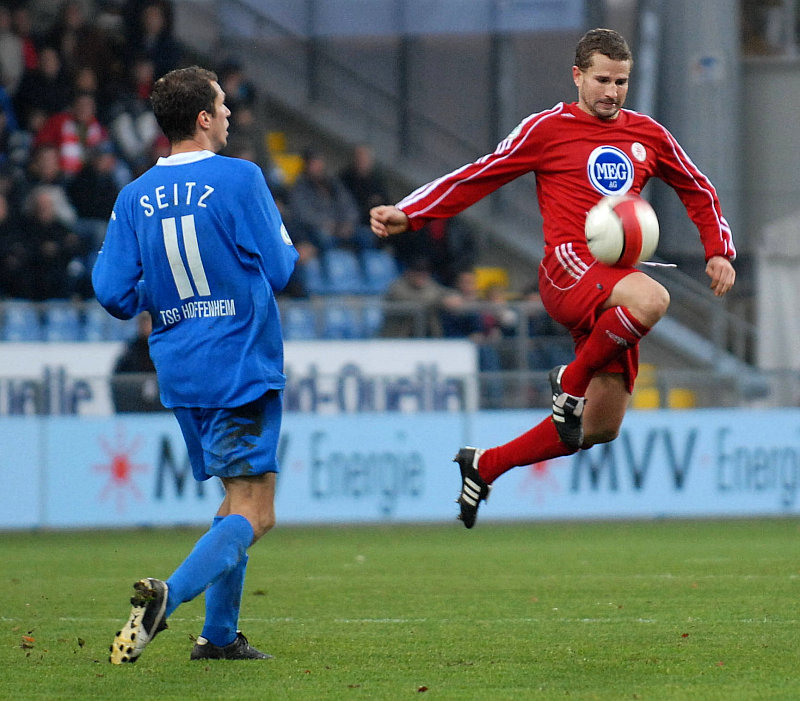 Jochen Seitz beobachtet Ballannahme von Marc Arnold (re.)