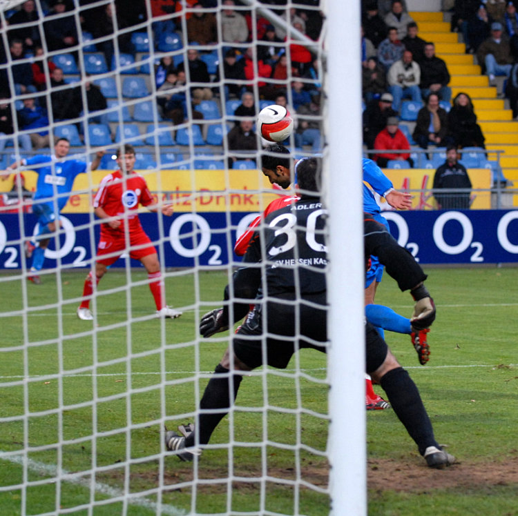 Kopfball von TSG-Kapitän Selim Teber nach Freistoßhereingabe zum 3:1