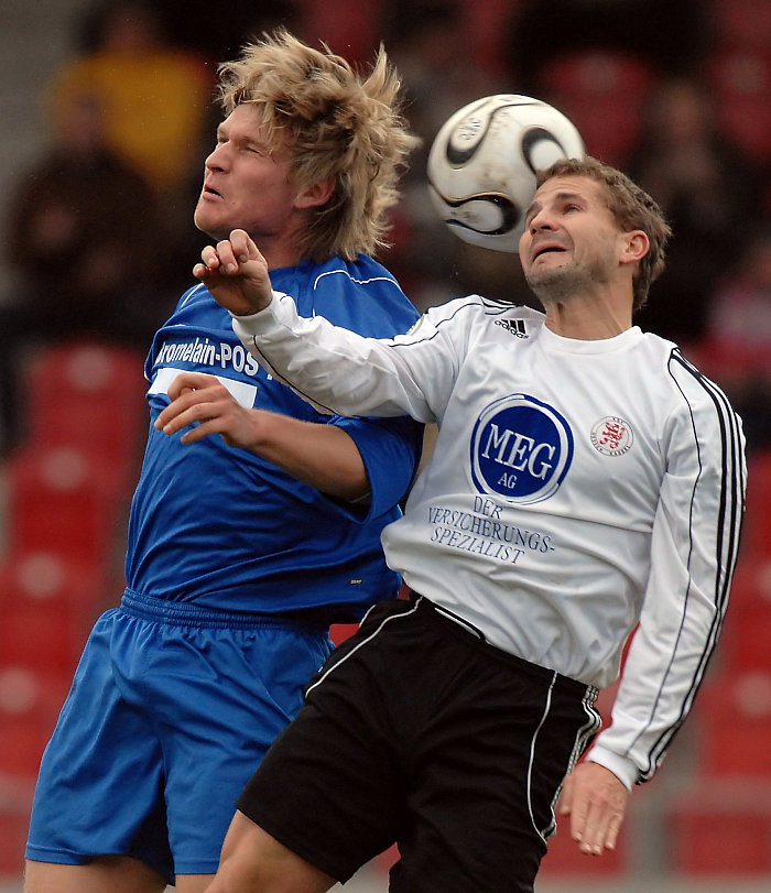 Kopfballduell  Denny Herzig und Marc Arnold (re.)